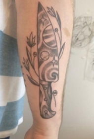 欧美匕首纹身 男生手臂上植物和匕首纹身图片