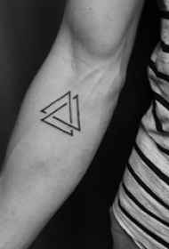 纹身三角形 男生手臂上黑色纹身三角形图片