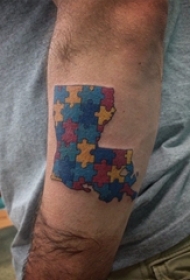 手臂纹身素材 男生手臂上彩色的拼图纹身图片