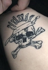 骷髅纹身 女生手臂上简单线条纹身骷髅纹身图片