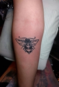 小蜜蜂纹身 女生手臂上小蜜蜂纹身图片
