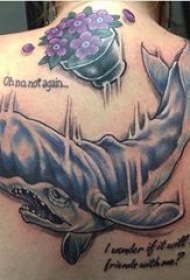纹身鲸鱼 女生后背上花朵和鲸鱼纹身图片