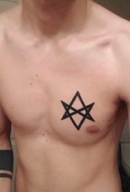 极简线条纹身 男生胸部黑色的几何纹身图片