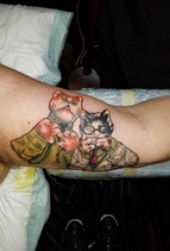 小猫咪纹身 男生大臂上彩色的猫咪纹身图片