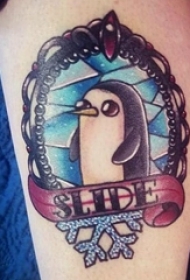 企鹅纹身图 女生小腿上彩色的企鹅纹身图片