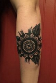 几何花朵纹身图案 女生手臂上几何花朵纹身图案