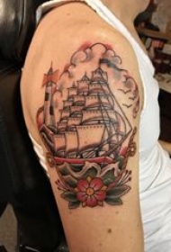 纹身小帆船 男生大臂上彩色的帆船纹身图片