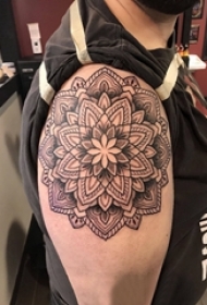 曼陀罗图案纹身 男生大臂上黑色的曼陀罗纹身图片