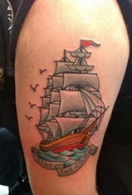大臂纹身图 男生大臂上彩色的帆船纹身图片
