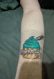 纸杯蛋糕纹身 女生手臂上彩色的纸杯蛋糕纹身图片