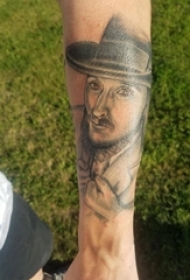 人物肖像纹身 男生手臂上黑色的人物肖像纹身图片