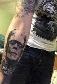 纹身人物 男生手臂上黑色纹身人物图片