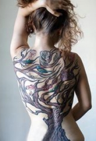 生命树纹身素材 女生后背上彩色的生命树纹身图片