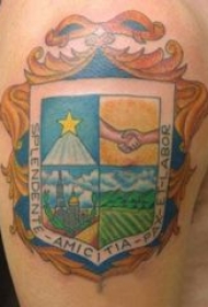 纹身盾牌 男生大臂上彩色的盾牌纹身图片