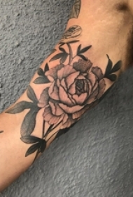 文艺花朵纹身 男生手臂上花朵纹身唯美图片