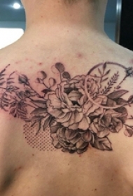 文艺花朵纹身 男生后背上黑灰的花朵纹身图片