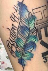 彩绘纹身 女生大腿上彩色的羽毛纹身图片