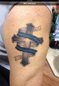 纹身小十字架 男生大臂上彩色的十字架纹身图片