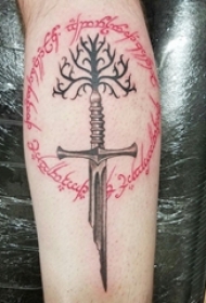 宝剑纹身 男生小腿上梵文和剑纹身图片