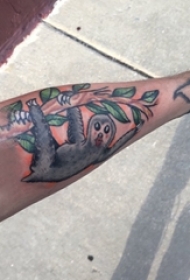 纹身动物 男生手臂上树枝和动物纹身图片