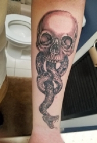 骷髅纹身 男生手臂上骷髅纹身和蛇纹身图片