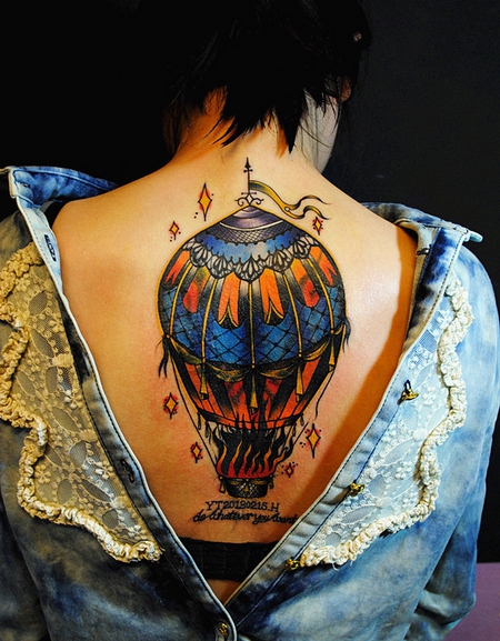 点击大图看下一张：炫彩创意背部纹身