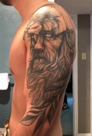人物肖像纹身 男生大臂上黑灰人物肖像纹身图片