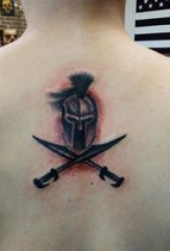 武士头盔纹身 男生后背上黑色的武士头盔纹身图片