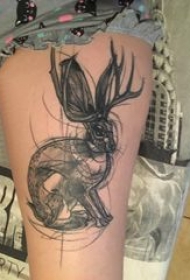 垂耳兔子纹身 女生大腿上黑色素描兔子纹身图片