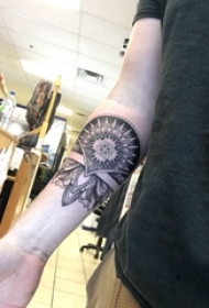 手臂纹身素材 男生手臂上精致的几何花朵纹身图片