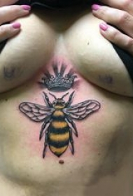 小蜜蜂纹身 女生胸部彩绘小蜜蜂纹身图片