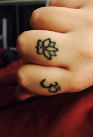睡莲花纹身 女生手指上黑色的莲花纹身图片