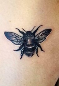 小蜜蜂纹身 男生大腿上小巧的蜜蜂纹身图片