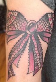 蕾丝蝴蝶结纹身 男生手臂上彩色的蕾丝蝴蝶结纹身图片