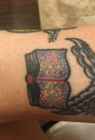 纹身书籍 男生手臂上彩色的书籍纹身图片