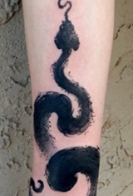 手臂纹身素材 男生手臂上水墨蛇纹身图片