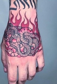 手背纹身 男生手背上彩色的蛇纹身图片