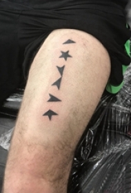 纹身大腿男 男生大腿上黑色的五角星纹身图片