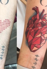纹身覆盖 男生手臂上彩色的心脏纹身图片