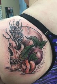 骷髅花朵纹身图案 女生背部骷髅花朵纹身图案