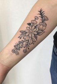 文艺花朵纹身 女生手臂上精致的花朵纹身图片