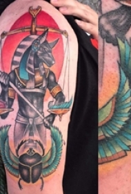 古埃及纹身 男生大臂上彩色的阿努比斯纹身图片