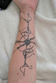 简单线条纹身 女生手臂上简单线条纹身指南针图片