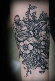 文艺花朵纹身 女生手臂上黑色纹身文艺花朵纹身图片