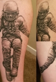 宇航员纹身图案 男生手臂上黑色的宇航员纹身图片