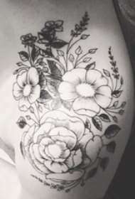文艺花朵纹身 男生肩部黑色的花朵纹身图片