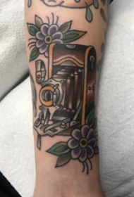手臂纹身素材 男生手臂上花朵和照相机纹身图片