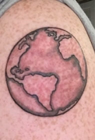 双大臂纹身 男生大臂上黑色的地球纹身图片