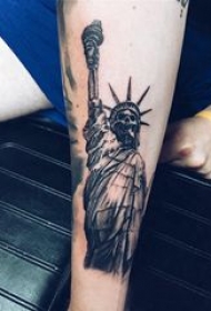 自由女神胳膊纹身 男生手臂上黑色的自由女神纹身图片