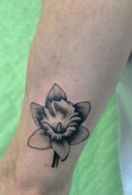 文艺花朵纹身 女生手臂上黑色的花朵纹身图片